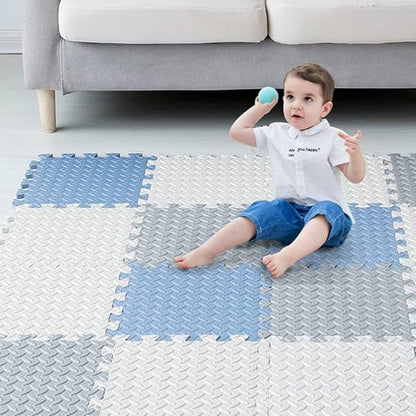 enfant joue sur son tapis puzzle multicolor sensorimat