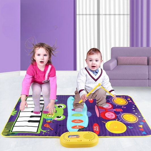 enfant joue sur tapis de jeu musical violet