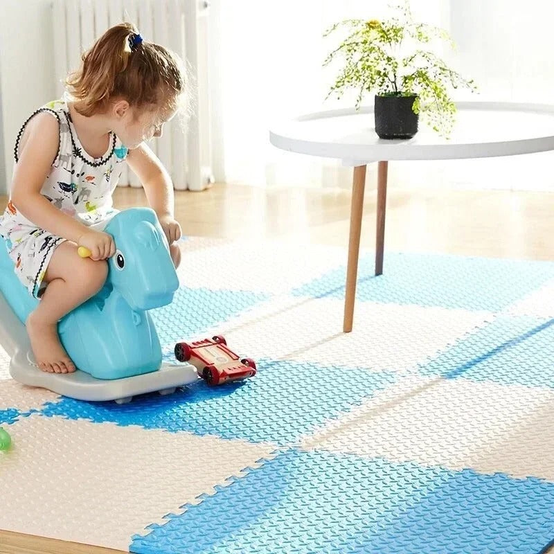 enfant joue sur tapis puzzle sensorimat