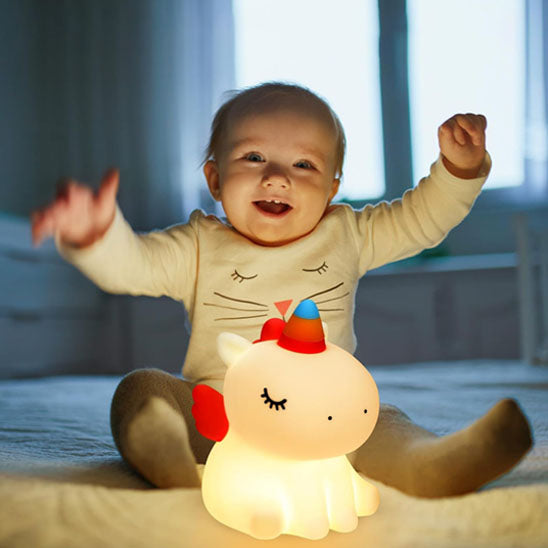 enfant joyeux avec veilleuse enfant rechargeable licornelamp