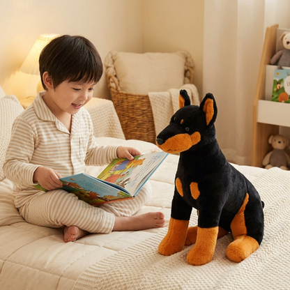 Enfant lisant avec la peluche chien réaliste 