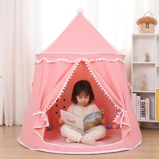 Enfant lisant dans la tente tipi rose -curtent