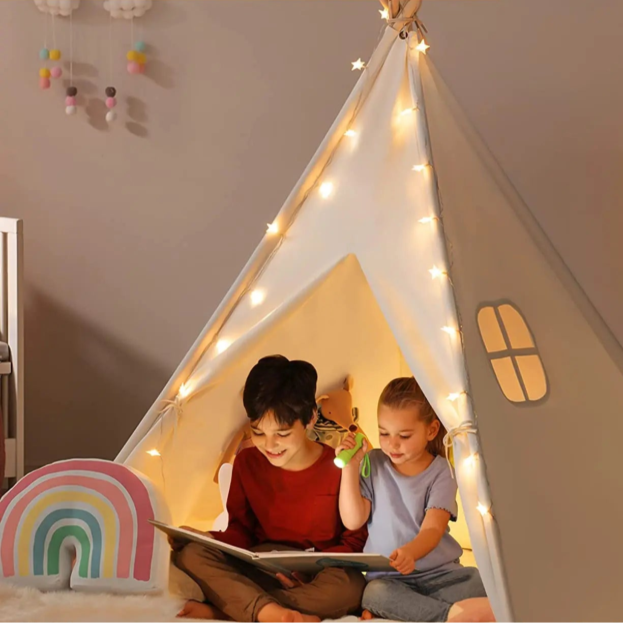 enfant lisant dans un tipi enfant blanc