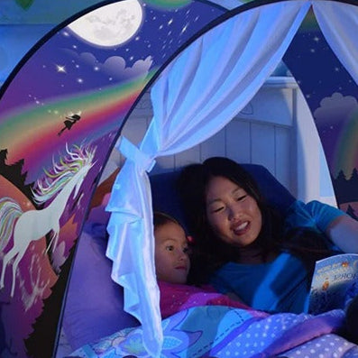 enfant lisant sous la tente de reve dreamtent