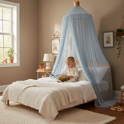 Enfant lisant sous le ciel de lit bleu