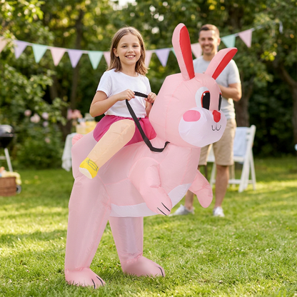Enfant portant le déguisement de lapin rose dans le jardin