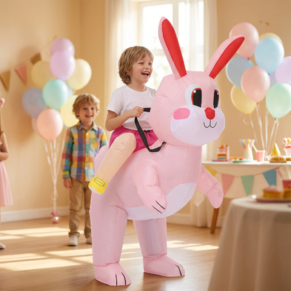 Enfant portant le déguisement de lapin rose à un anniversaire