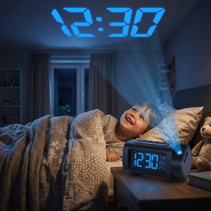 Enfant regardant l'heure projetée au plafond depuis son lit par reveil muepro 