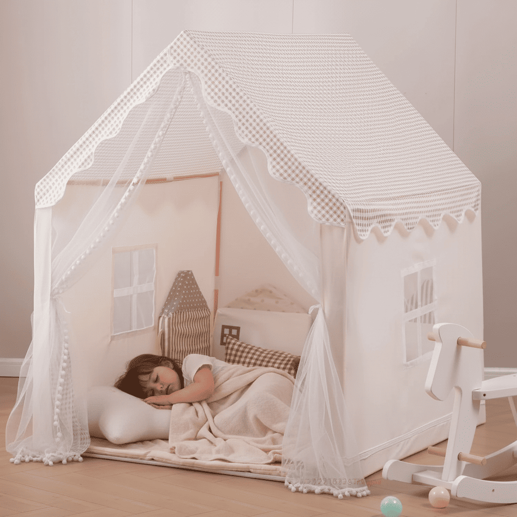 enfant se reposant dans la tente enfant cabane intérieur magispace