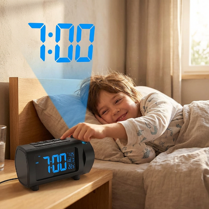 Enfant se réveillant le matin à côté du réveil  muepro qui projette l'heure