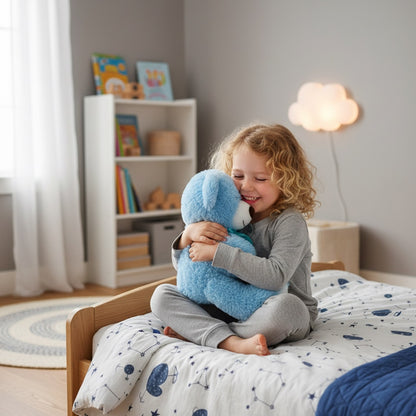 enfant tenant cet ours en peluche bleu coeur love muebear