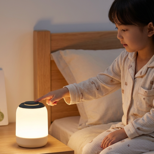 Enfant utilisant la commande tactile de la veilleuse ledlamp 