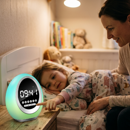 Enfant utilisant le réveil au moment du coucher