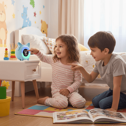 enfants jouent avec reveil enfant joyeuxmatin chat bleu