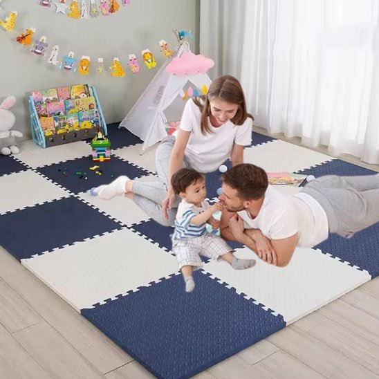 famille joue sur son tapis puzzle multicolor sensorimat