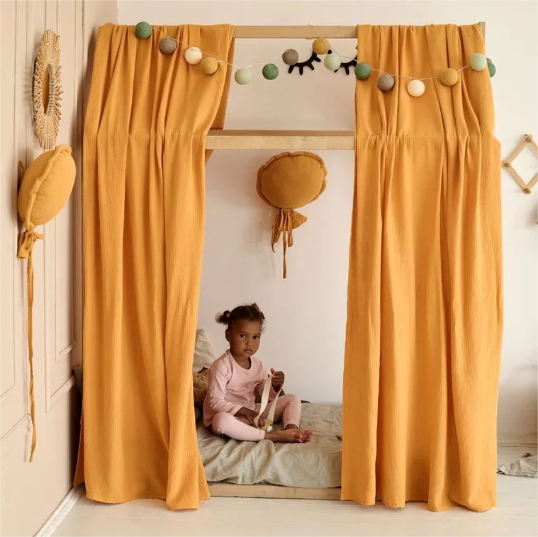 fille dans ciel de lit cabane MueCanopy marron