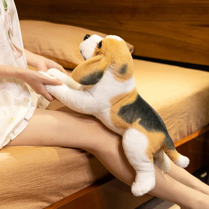 fille portant peluche chien realiste doudou chien pour enfant puppydoll