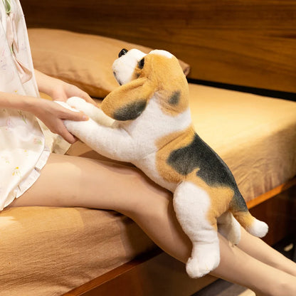 fille portant peluche chien realiste doudou chien pour enfant puppydoll