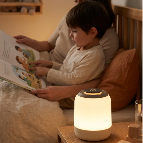 Histoire du soir avec la veilleuse sur la table de chevet ledlamp 
