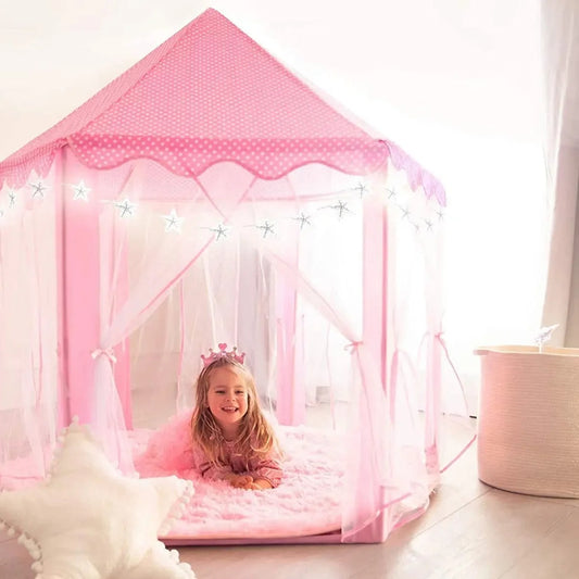 jeune princesse couchee dans tente enfant rose au salon