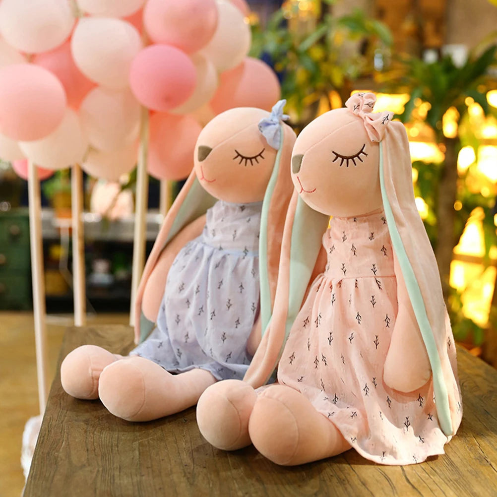 lapins peluche rose et bleue sur la table dehors