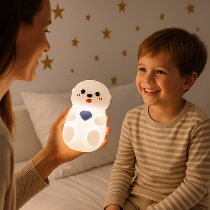 maman et enfant avec la veilleuse loutre