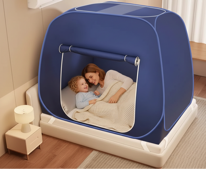 Maman et enfant dans la tente moustiquaire