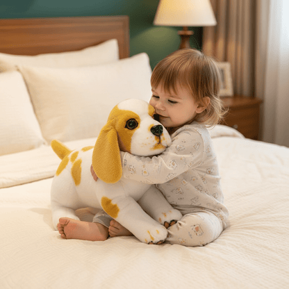 Enfant de 2 ans câlinant la peluche chiot  PuppyDoll blanc