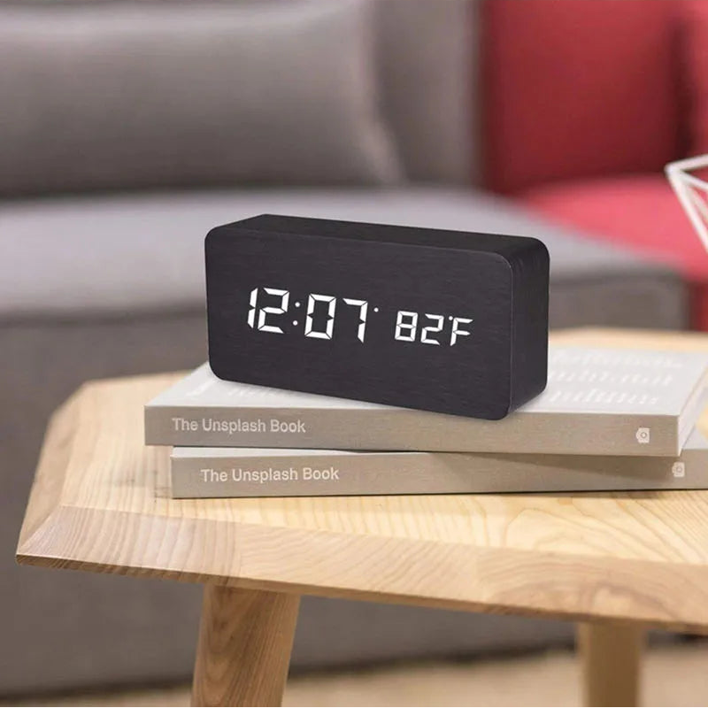 reveil numerique en bois precisclock noir sur table
