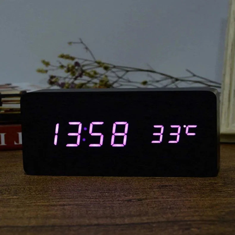 reveil numerique en bois precisclock sur table