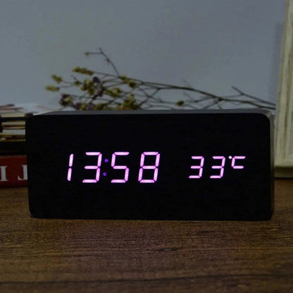 reveil numerique en bois precisclock sur table