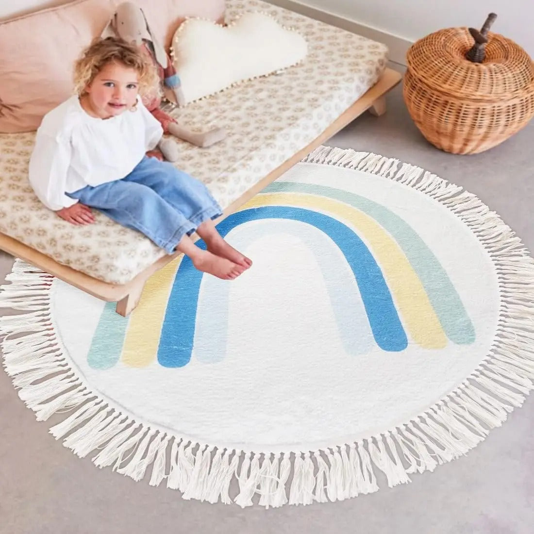 tapis arc en ciel bande bleue au pied du lit d'enfant