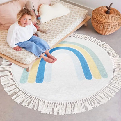 tapis arc en ciel bande bleue au pied du lit d'enfant