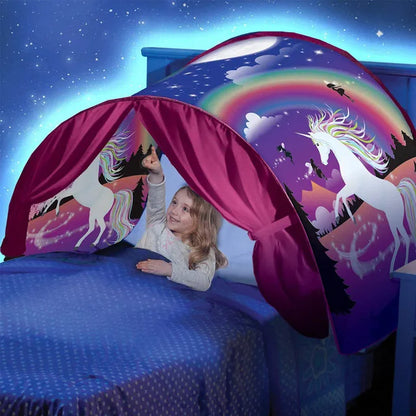 tente de lit enfant licorne rose sur le lit dreamtent