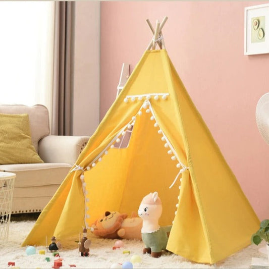tente tipi enfant jaune en tissu solide installe au salon