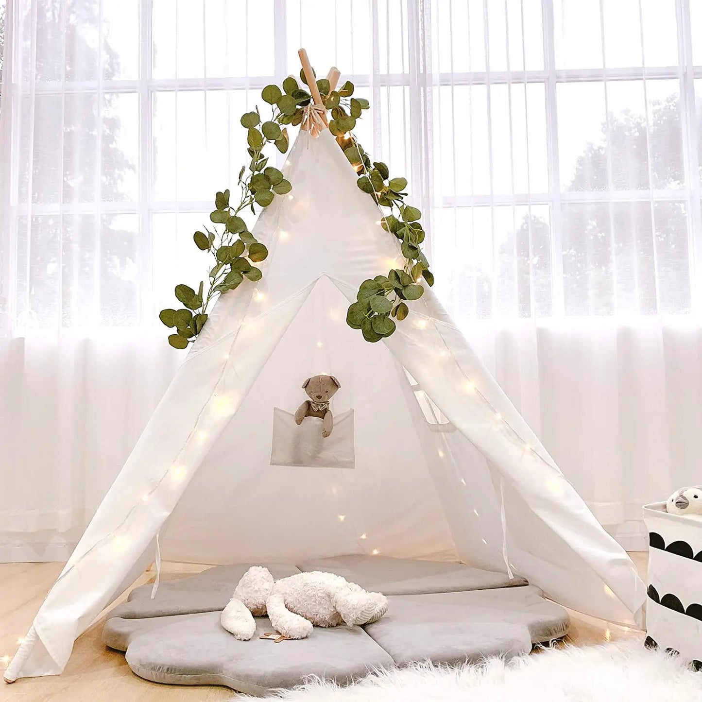 tipi enfant blanc avec tapis et fleurs