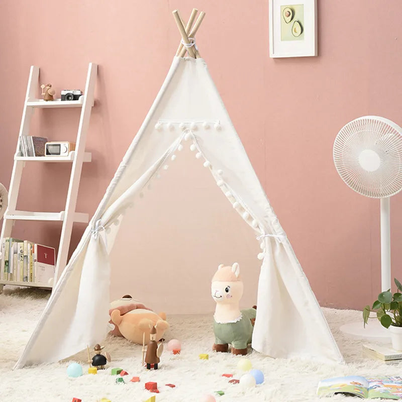 tipi enfant blanc sur tapis au salon