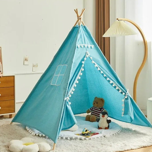 tipi enfant bleu au salon sur tapis
